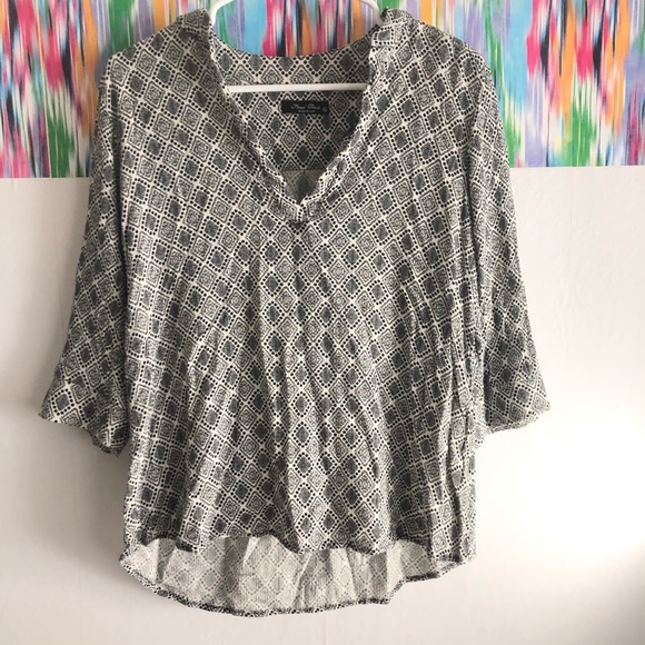 Final Touch Tops - 🦋 3/$15 Final touch, v-neck black & white blouse